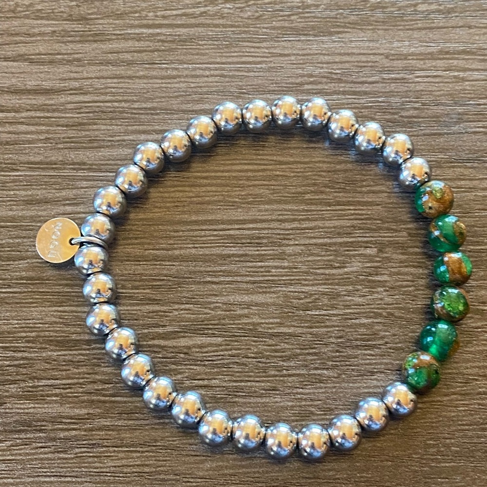 - Nogu- Green Agate stretch silver bead bracelet.